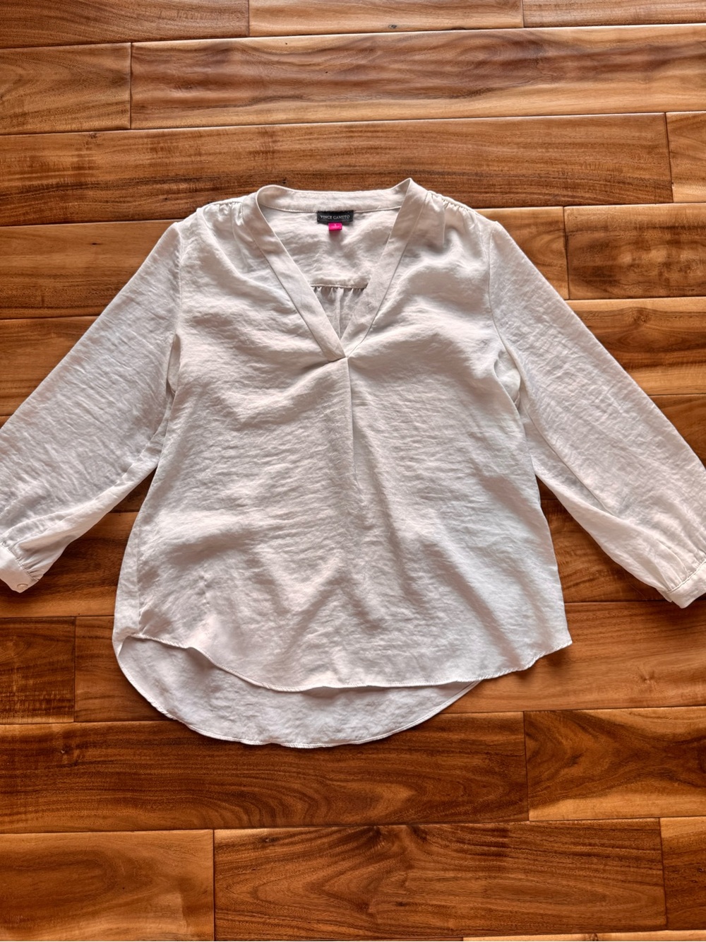Vince Camuto White V-Neck 3/4 Sleeve Blouse - Picture 2 of 7